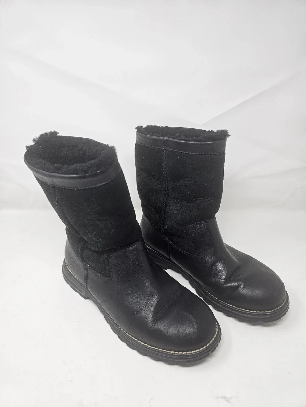 UGG Brooks Women's Black Leather Short Boot Size 9 S/N 5381